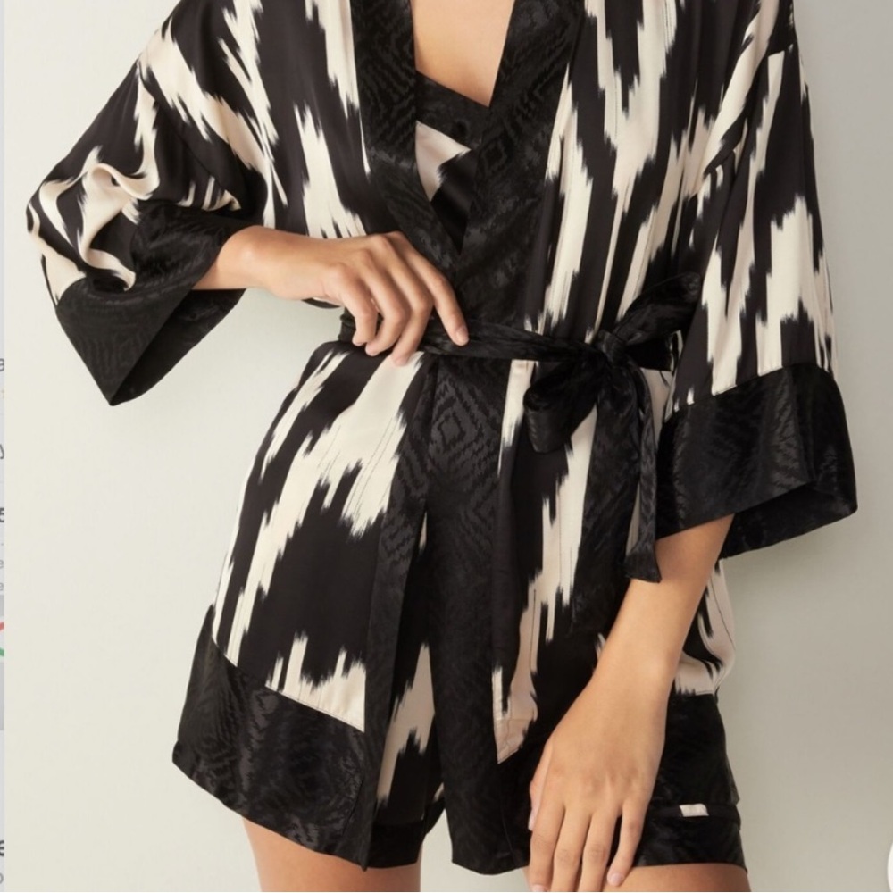 Intimissimi Snake Charmer Ikat Kimono Robe Black Cream Belted
